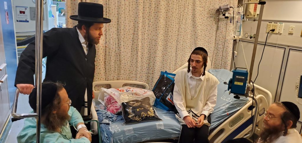 אדמורי"ם ואישי ציבור ביקרו את הפצוע ממירון • צפו