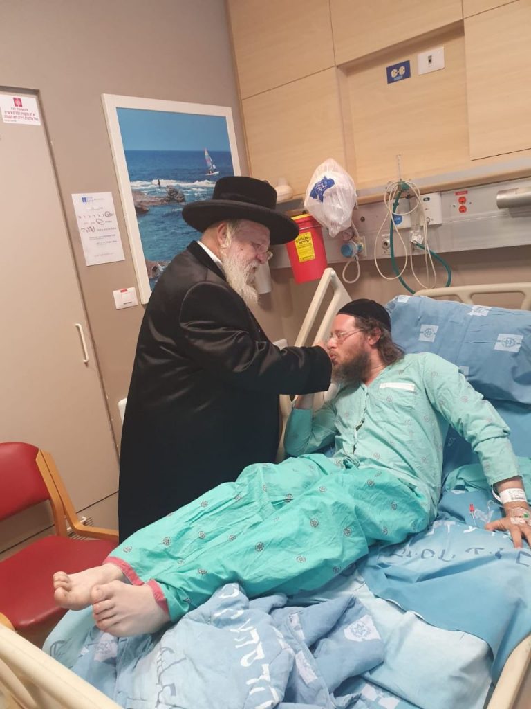 אדמורי"ם ואישי ציבור ביקרו את הפצוע ממירון • צפו