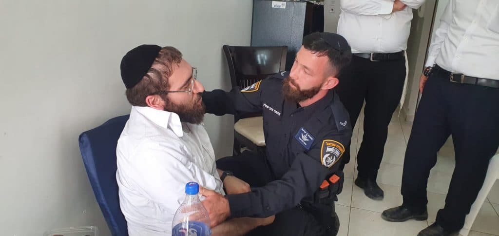 הילד שניצל מהאסון הגיש מתנה יוקרתית לשוטר שהציל אותו