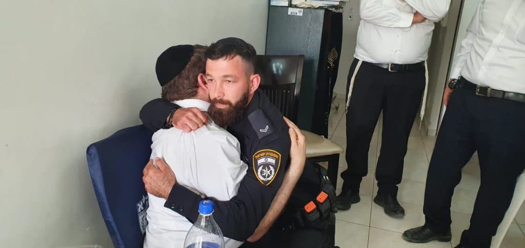 הילד שניצל מהאסון הגיש מתנה יוקרתית לשוטר שהציל אותו