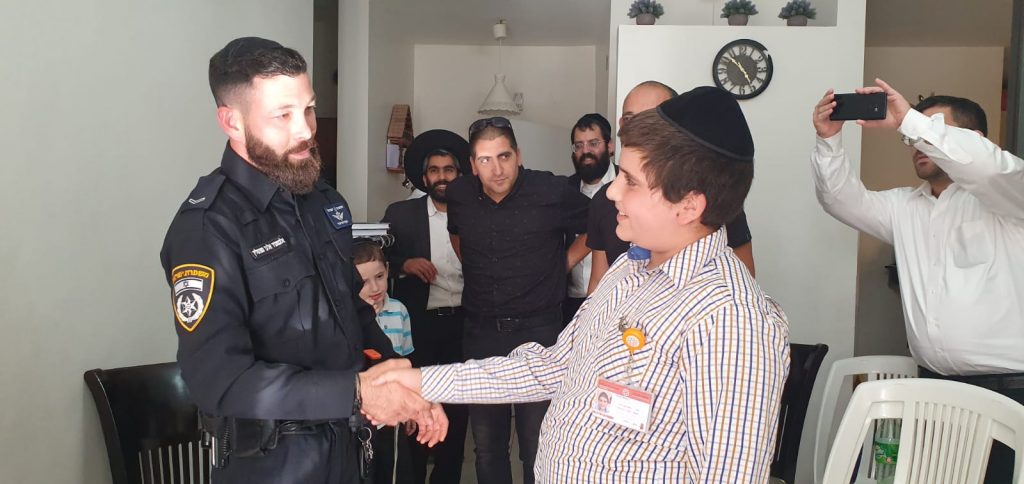 הילד שניצל מהאסון הגיש מתנה יוקרתית לשוטר שהציל אותו