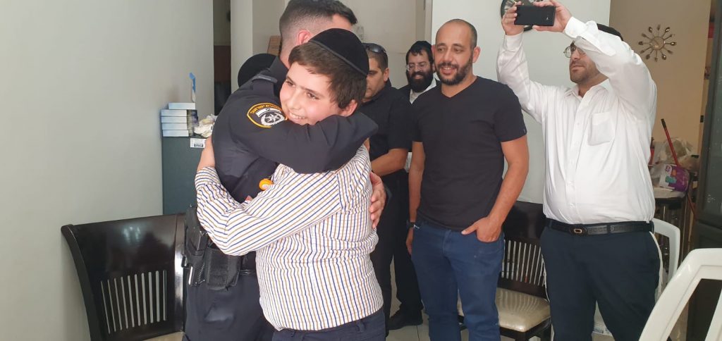 הילד שניצל מהאסון הגיש מתנה יוקרתית לשוטר שהציל אותו