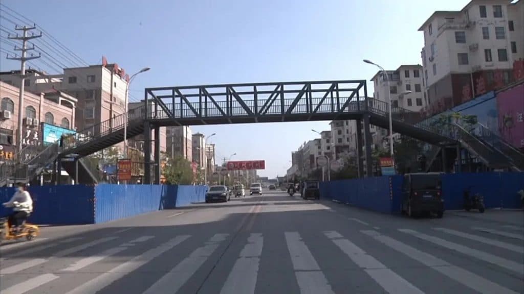 אדם נותר תלוי על גשר שהתפרק • כותרות ותמונות מהעולם