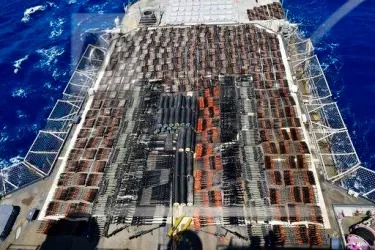 אדם נותר תלוי על גשר שהתפרק • כותרות ותמונות מהעולם