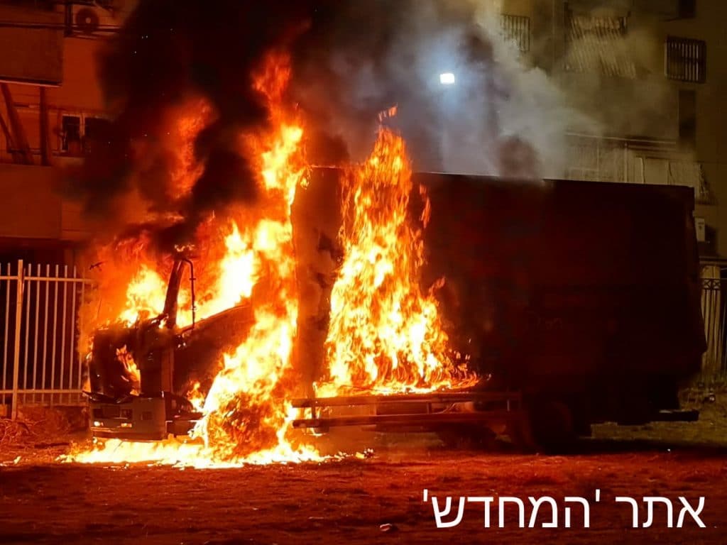 הכאוס בלוד: עשרות פורעים פשטו על השכונה היהודית - צפו בתיעוד: