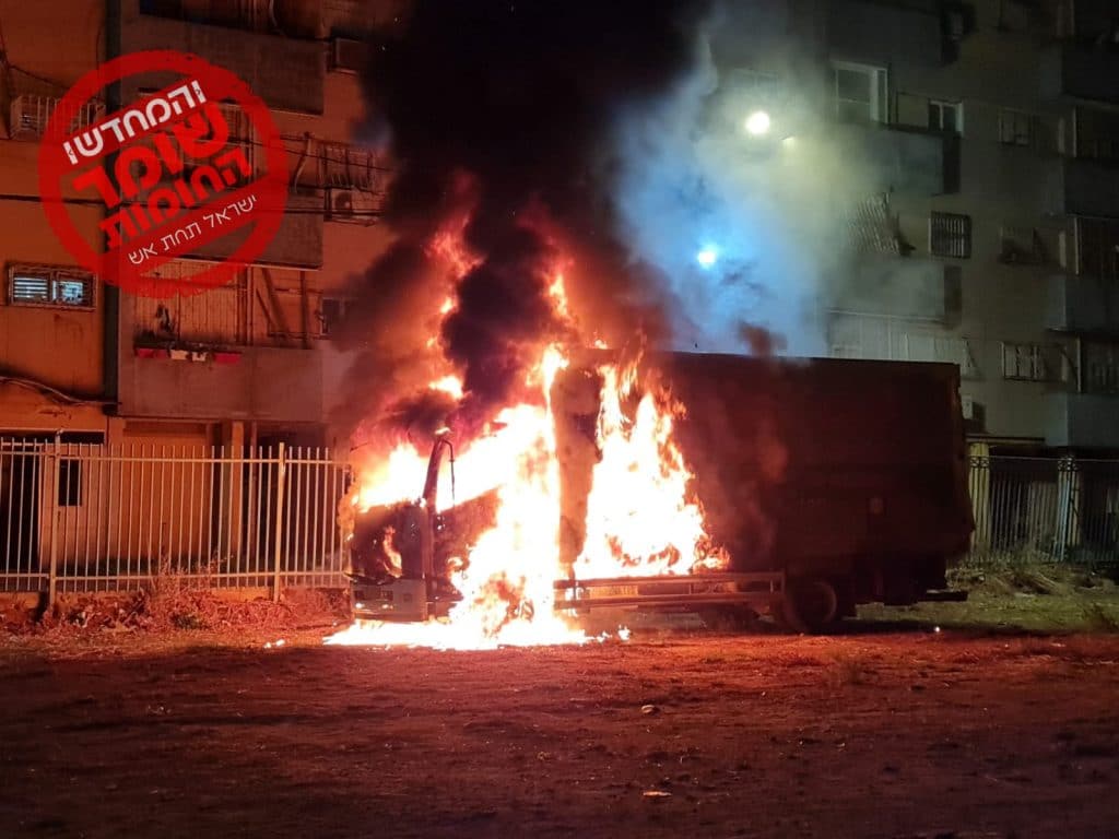 הכאוס בלוד: עשרות פורעים פשטו על השכונה היהודית - צפו בתיעוד: