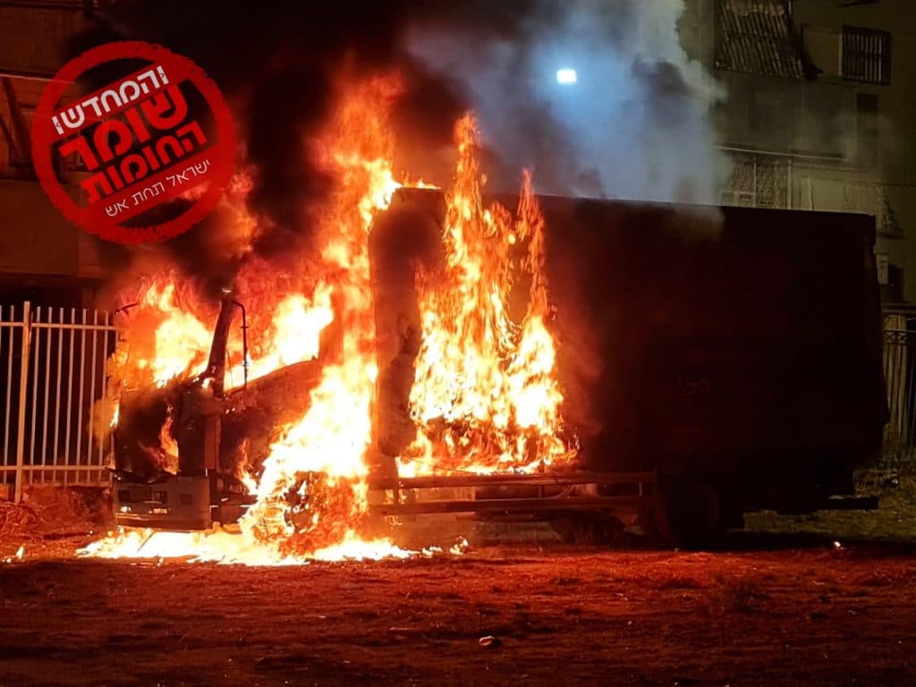 הכאוס בלוד: עשרות פורעים פשטו על השכונה היהודית - צפו בתיעוד: