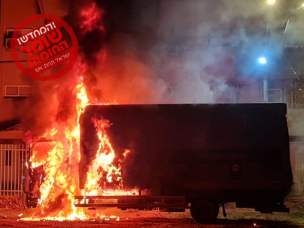 הכאוס בלוד: עשרות פורעים פשטו על השכונה היהודית - צפו בתיעוד: