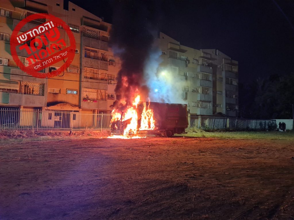 הכאוס בלוד: עשרות פורעים פשטו על השכונה היהודית - צפו בתיעוד: