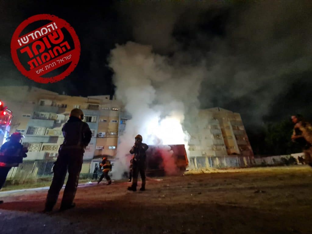 הכאוס בלוד: עשרות פורעים פשטו על השכונה היהודית - צפו בתיעוד: