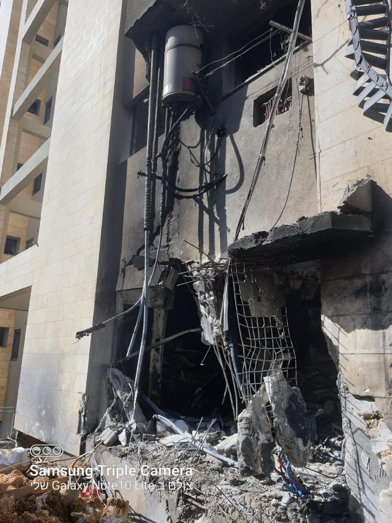 למחרת החתונה: החתן והכלה פונו מהבית לאחר פגיעה ישירה של טיל