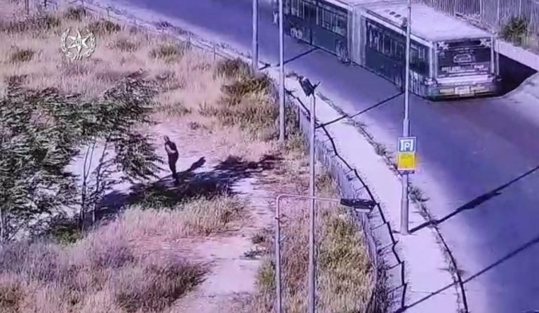 השליך אבנים לעבר אוטובוס בי-ם ונעצר ע"י המשטרה • צפו