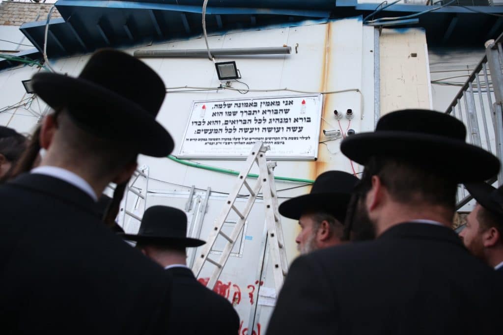 תיעוד: שלט האמונה שהוצב במקום האסון