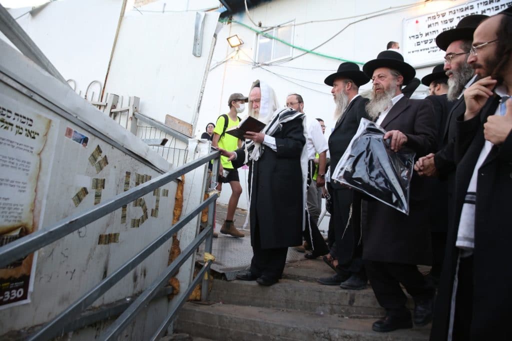 תיעוד: שלט האמונה שהוצב במקום האסון