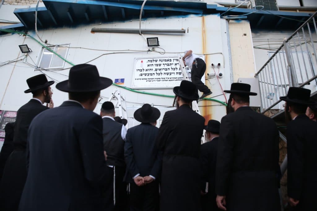 תיעוד: שלט האמונה שהוצב במקום האסון