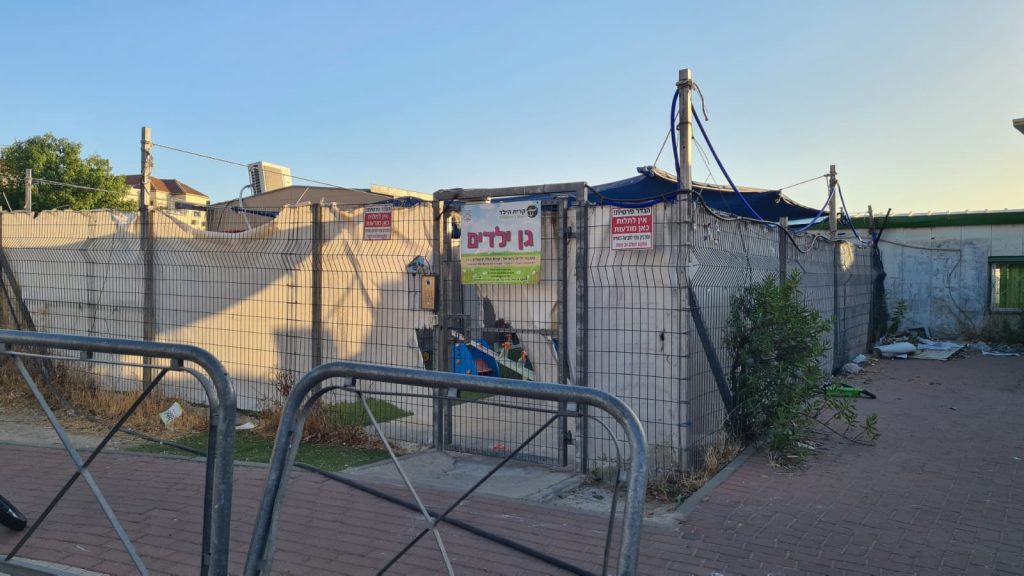 שריפה פרצה סמוך לגני ילדים בביתר עילית • צפו