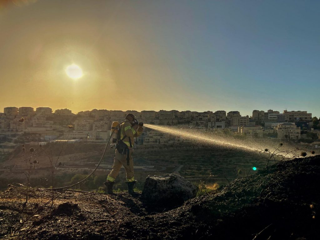 שריפה פרצה סמוך לגני ילדים בביתר עילית • צפו