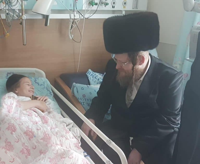 בן האדמו"ר מגור חגג לנער בר מצווה בבית חולים