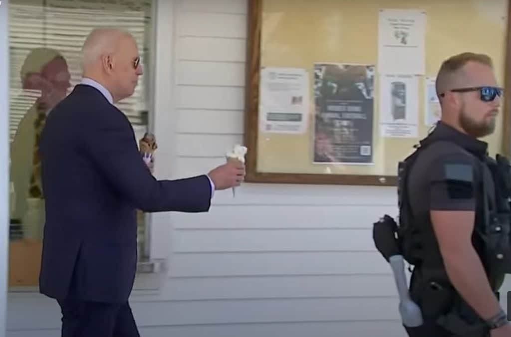 ביידן עצר בקיוסק לקנות גלידה • כותרות מהעולם