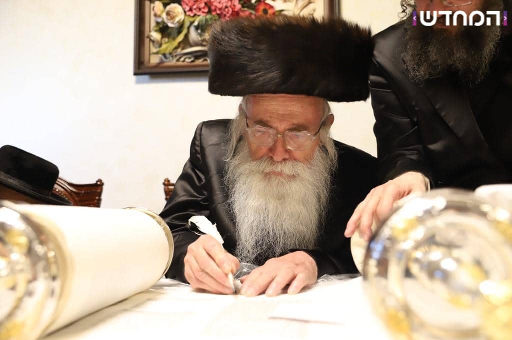 גלריה: הכנסת ספר תורה לקהילת המתמידים