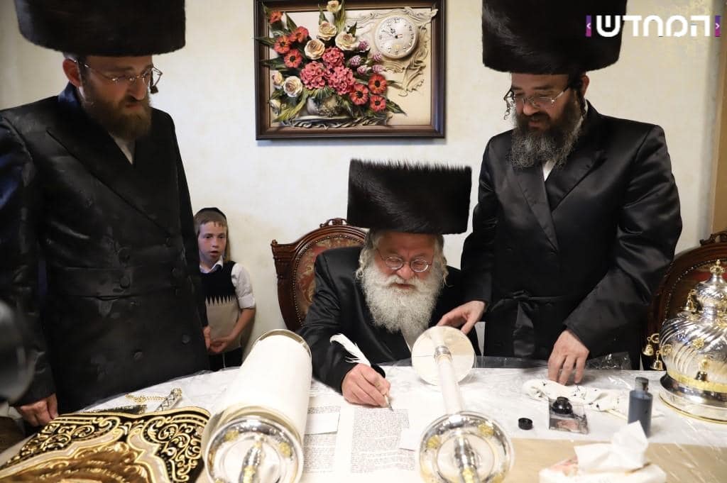 גלריה: הכנסת ספר תורה לקהילת המתמידים