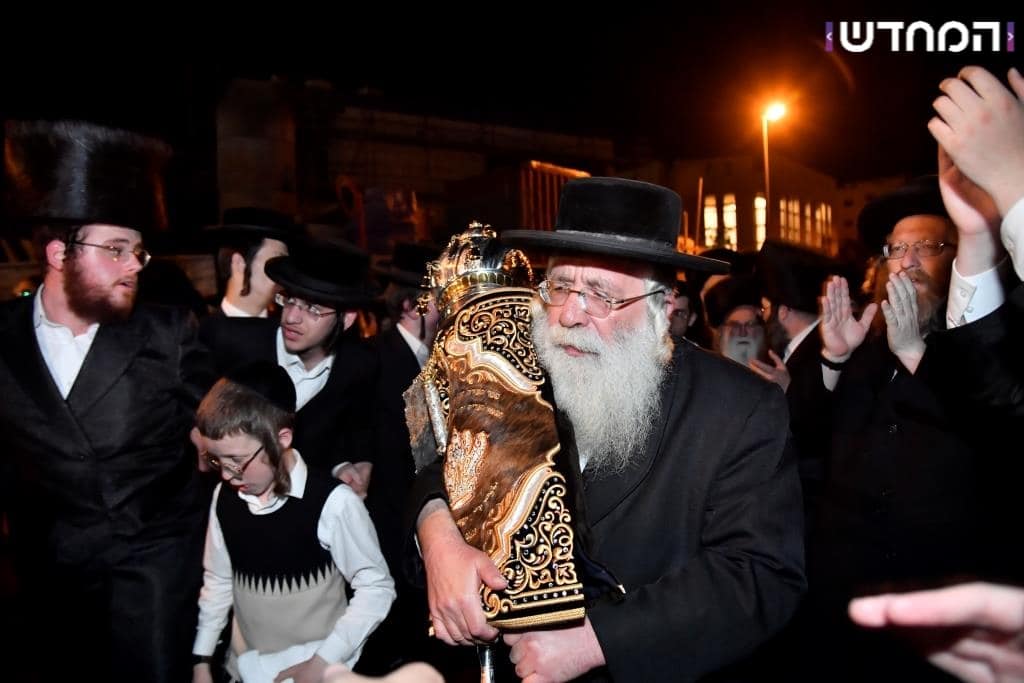 גלריה: הכנסת ספר תורה לקהילת המתמידים