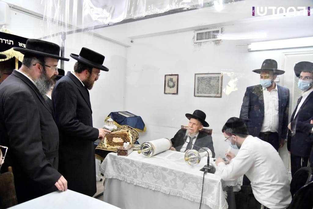 גלריה: הכנסת ספר תורה לקהילת המתמידים