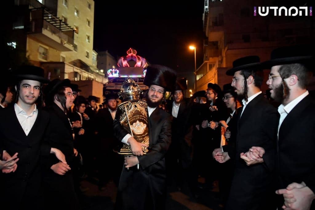 גלריה: הכנסת ספר תורה לקהילת המתמידים