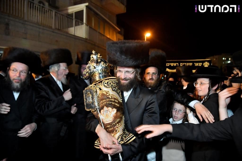 גלריה: הכנסת ספר תורה לקהילת המתמידים