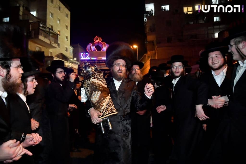 גלריה: הכנסת ספר תורה לקהילת המתמידים