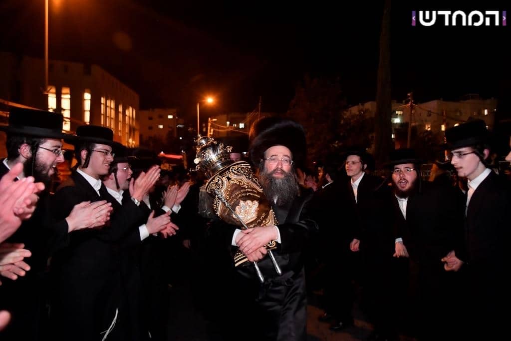 גלריה: הכנסת ספר תורה לקהילת המתמידים