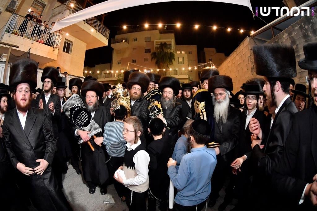 גלריה: הכנסת ספר תורה לקהילת המתמידים