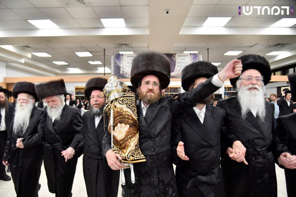 גלריה: הכנסת ספר תורה לקהילת המתמידים