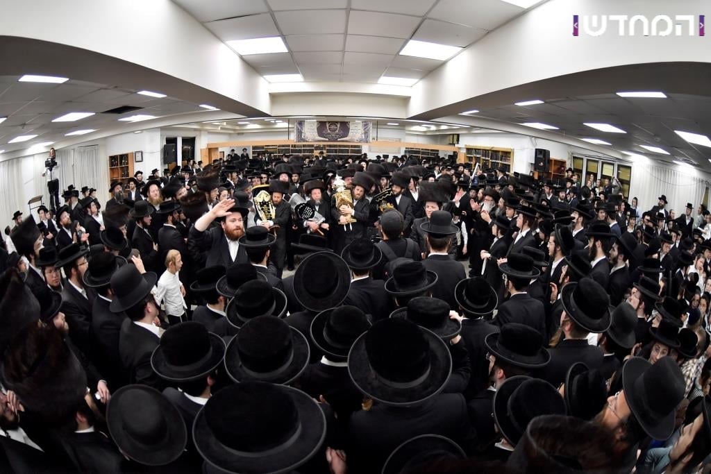 גלריה: הכנסת ספר תורה לקהילת המתמידים