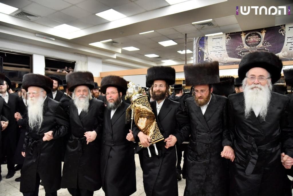 גלריה: הכנסת ספר תורה לקהילת המתמידים