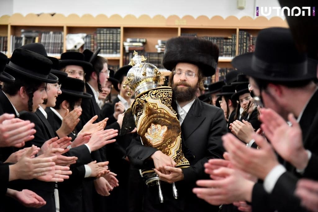 גלריה: הכנסת ספר תורה לקהילת המתמידים