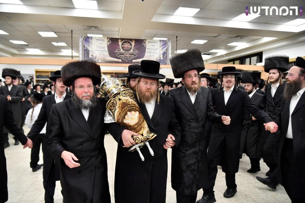 גלריה: הכנסת ספר תורה לקהילת המתמידים