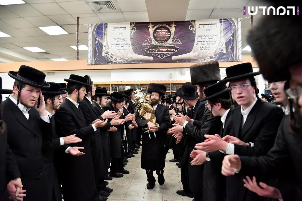 גלריה: הכנסת ספר תורה לקהילת המתמידים