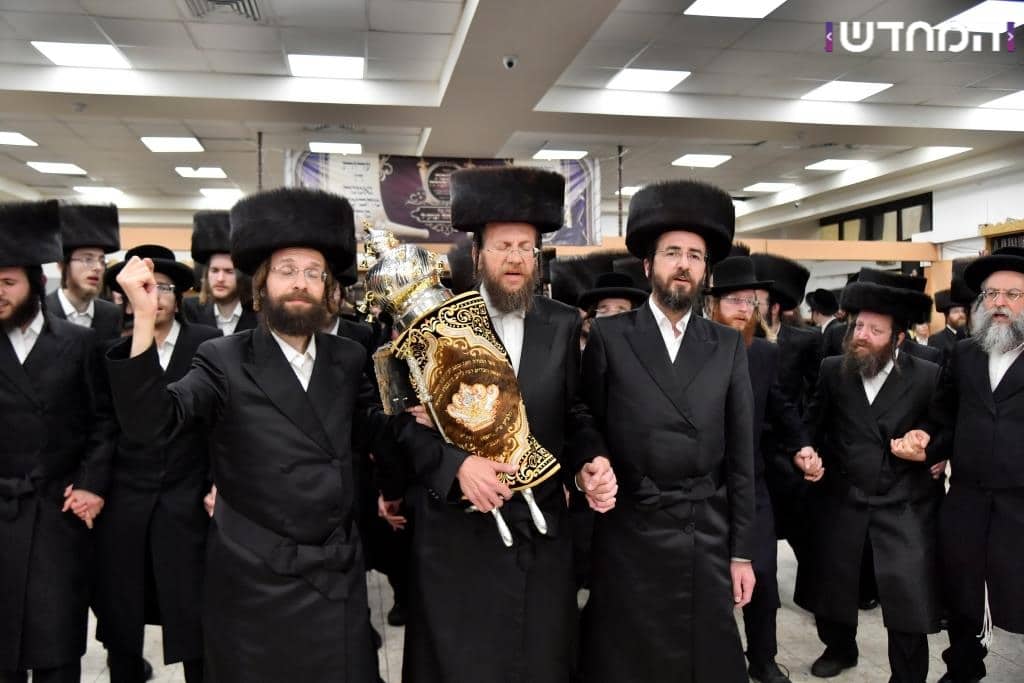 גלריה: הכנסת ספר תורה לקהילת המתמידים