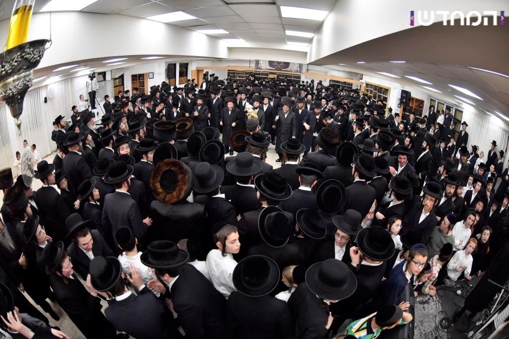 גלריה: הכנסת ספר תורה לקהילת המתמידים