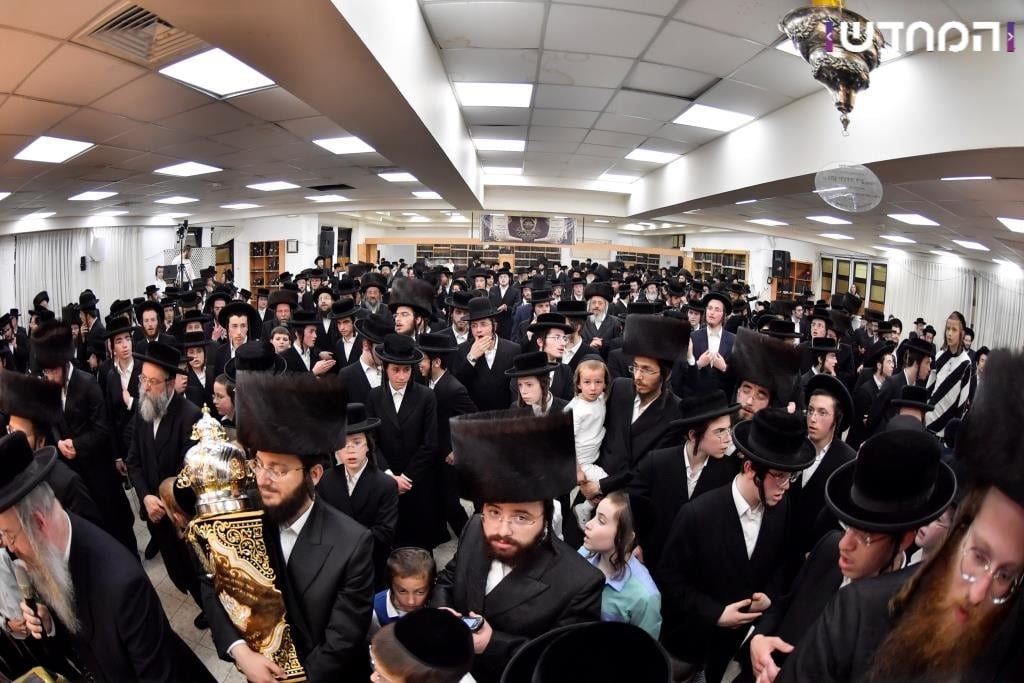 גלריה: הכנסת ספר תורה לקהילת המתמידים