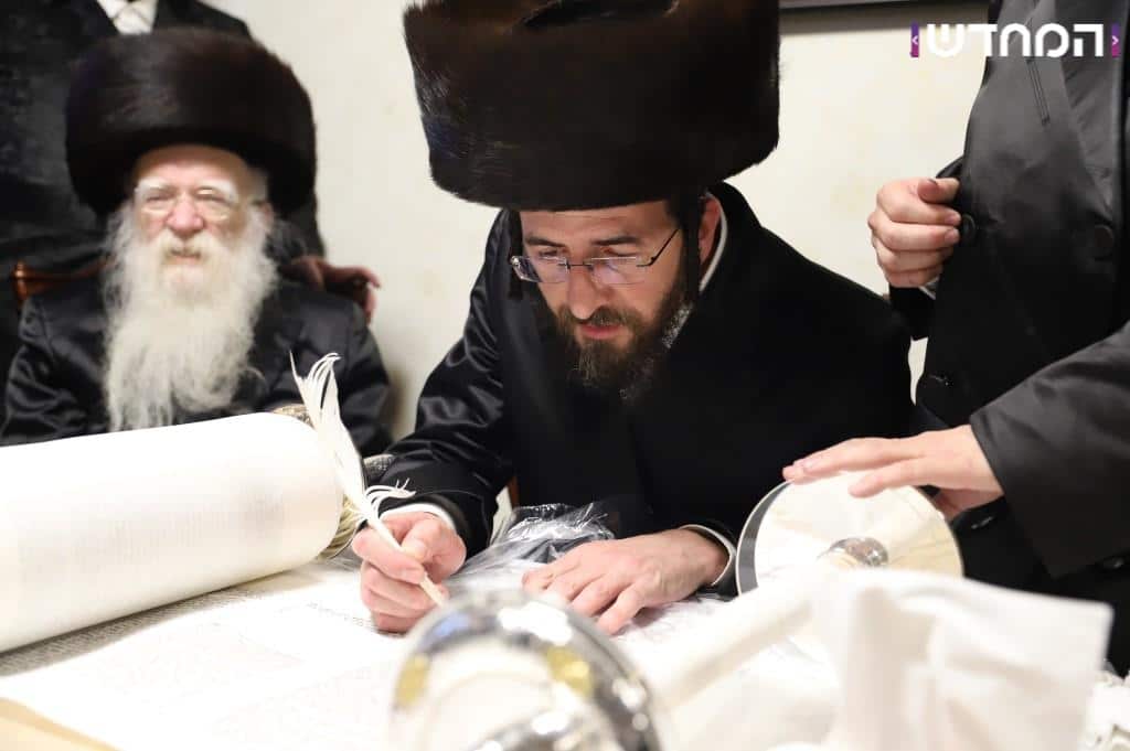 גלריה: הכנסת ספר תורה לקהילת המתמידים