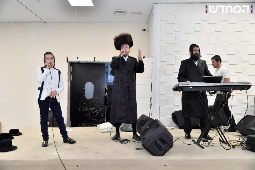 גלריה: הכנסת ספר תורה לקהילת המתמידים