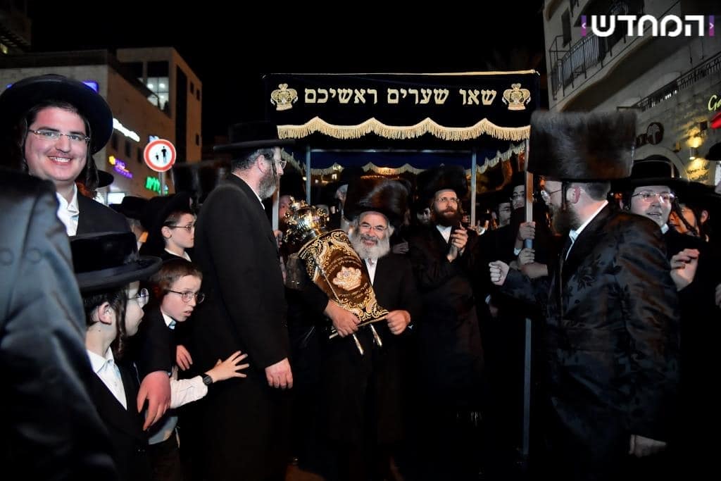 גלריה: הכנסת ספר תורה לקהילת המתמידים