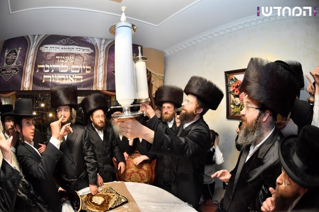 גלריה: הכנסת ספר תורה לקהילת המתמידים