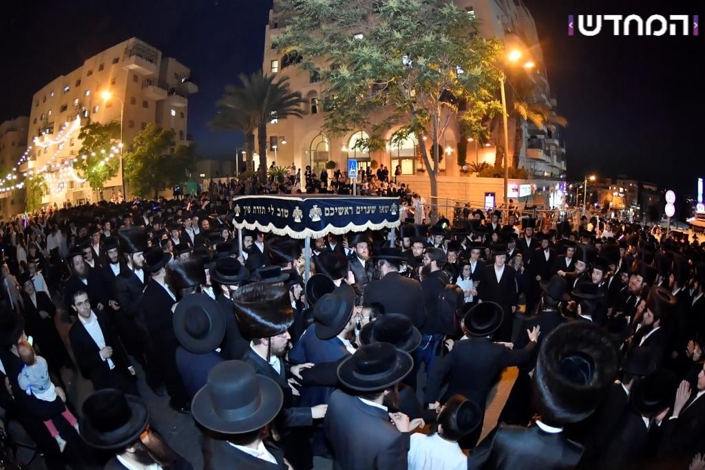 גלריה: הכנסת ספר תורה לקהילת המתמידים