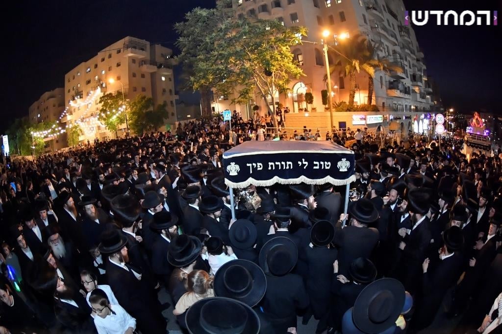 גלריה: הכנסת ספר תורה לקהילת המתמידים