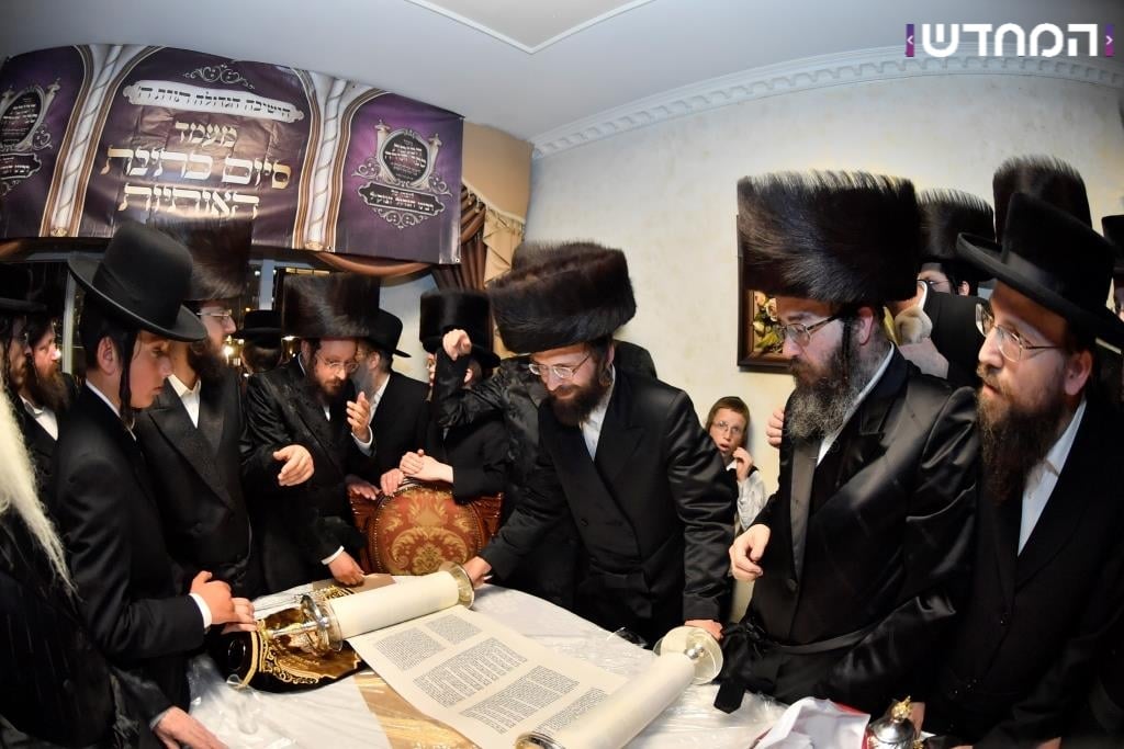 גלריה: הכנסת ספר תורה לקהילת המתמידים