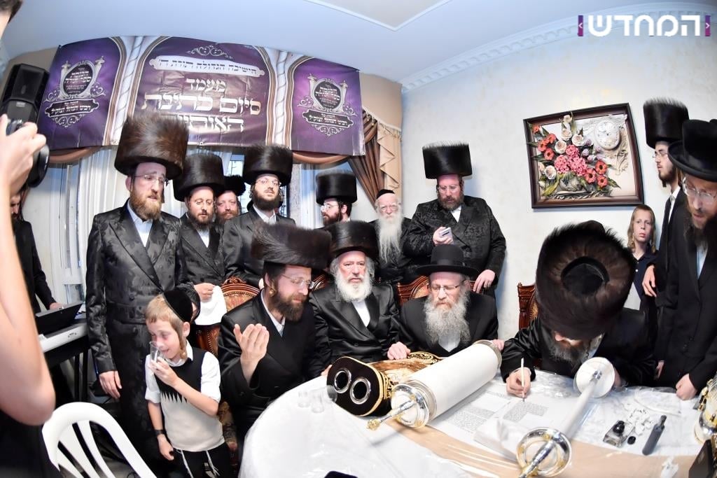 גלריה: הכנסת ספר תורה לקהילת המתמידים