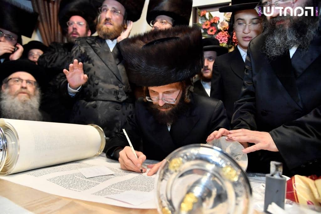 גלריה: הכנסת ספר תורה לקהילת המתמידים